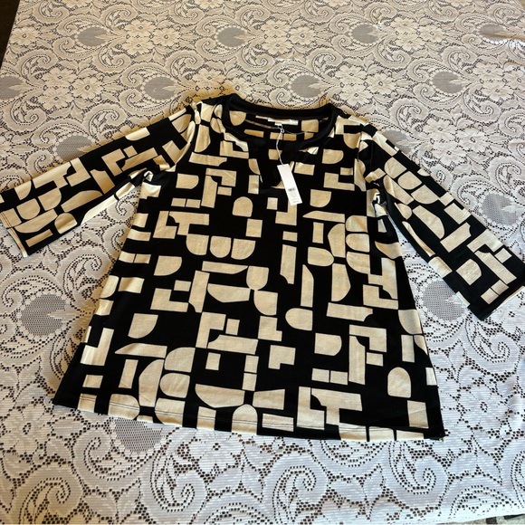 NWT Chico’s Travelers Block Back and Cream Print Split Neck Blouse Size 2 - Picture 9 of 11